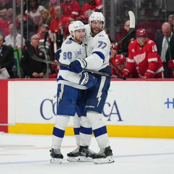 Janis Moser (90) est félicité par Victor Hedman (77) après avoir inscrit le 1-1 face à Detroit