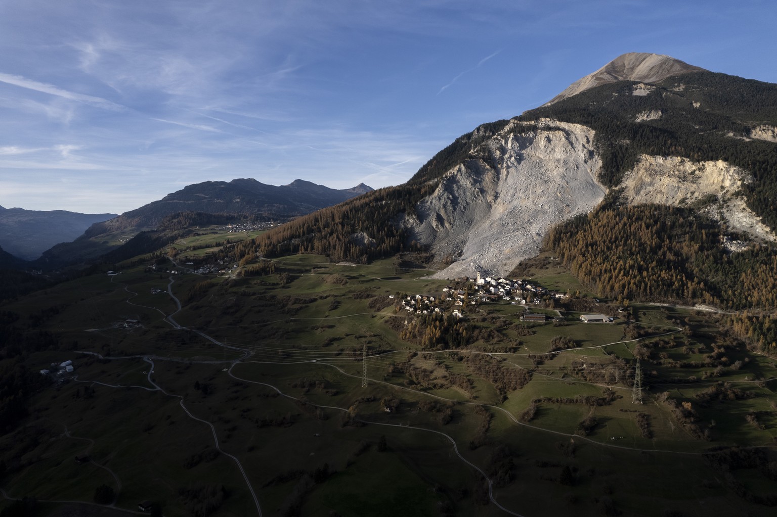 Blick auf Brienz, am Samstag, 9. November 2024, in Brienz-Brinzauls. Am 15. Juni 2023 erreichte ein Schuttstrom beinahe das damals evakuierte Dorf. Nun drohen weitere 1,2 Millionen Kubikmeter Felsschu ...