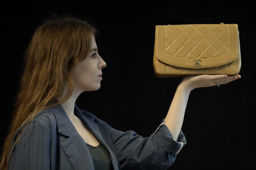 Le sac «Diana» de Chanel est unique. Ce modèle n'a été produit que pendant quelques années au début des années 1990.