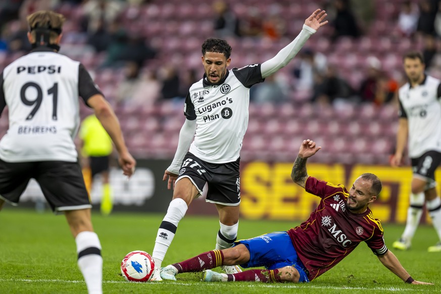 Hicham Mahou (LUG), gauche, lutte pour le ballon avec Steve Rouiller (SFC), droite, lors de la rencontre de football de Swiss Super League entre le Servette FC, SFC, et le FC Lugano, LUG, ce dimanche  ...