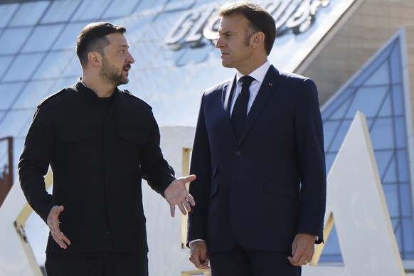 epa12088042 Ukraine&#039;s President Volodymyr Zelensky (L0 speaks with France&#039;s President Emmanuel Macron (R) as they pose for a picture at the Independence Square in Kyiv, Ukraine, 10 May 2025, ...