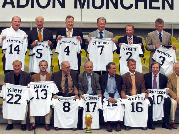 Bernd Hölzenbein et les Allemands vainqueurs de la Coupe du monde 1974 lors d&#039;une réunion en 2004