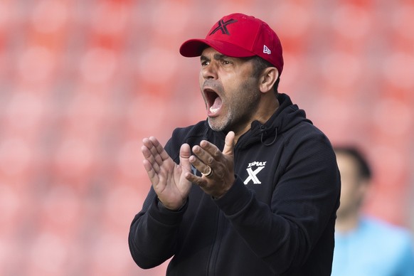 Neuenburgs Cheftrainer Uli Forte in Aktion, im Challenge League Spiel zwischen Neuchatel Xamax und FC Thun, am Freitag, 28. April 2023 im Stadion Maladiere in Neuenburg. (KEYSTONE/Peter Klaunzer)