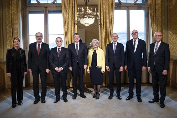 Les membres du Conseil fédéral le 12 mars 2025 après l&#039;élection de Martin Pfister (deuxième à partir de la droite) dans le Salon de la Présidence à Berne.