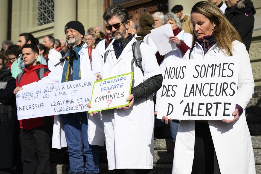 Des medecins manifestent lors d&#039;un nouveau proces 15 militants activiste pour le climat sont juges pour une manifestation d&#039;Extinction Rebellion ce lundi 7 fevrier 2022 au Tribunal de Montbe ...