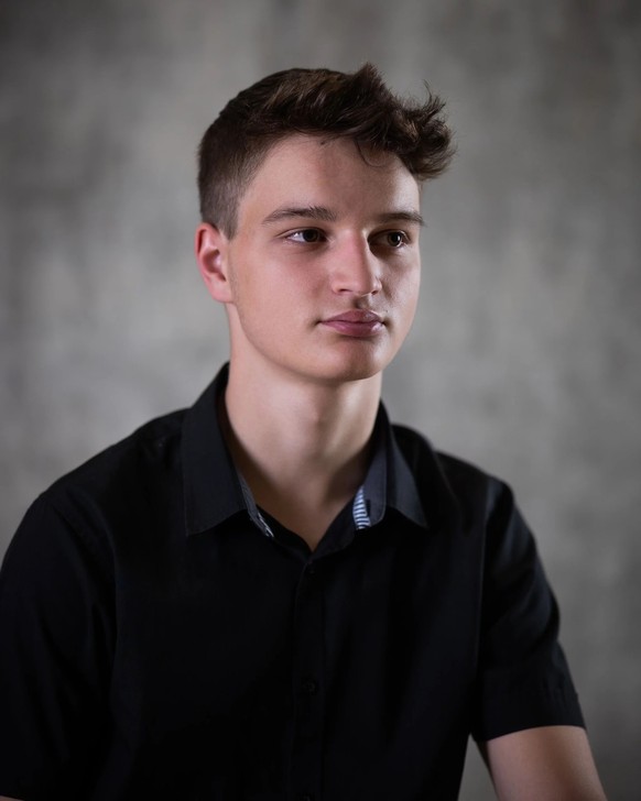 Mattia Ebener, 17 ans, carreleur, habitant de Blatten, en mai 2026, un an après la catastrophe qui a détruit le village.