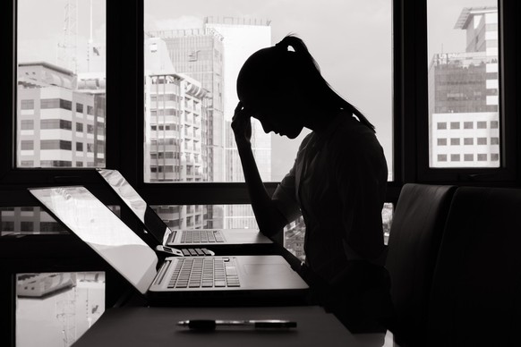 woman work stressed, fachkräftemangel, frau, arbeit