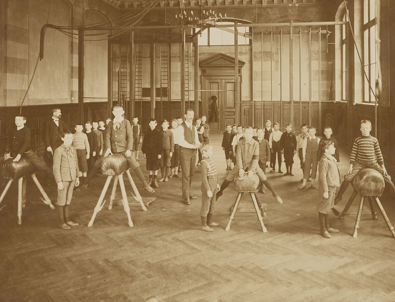 Leçon de gymnastique dans un lycée bâlois, 1897.
https://permalink.nationalmuseum.ch/100146754