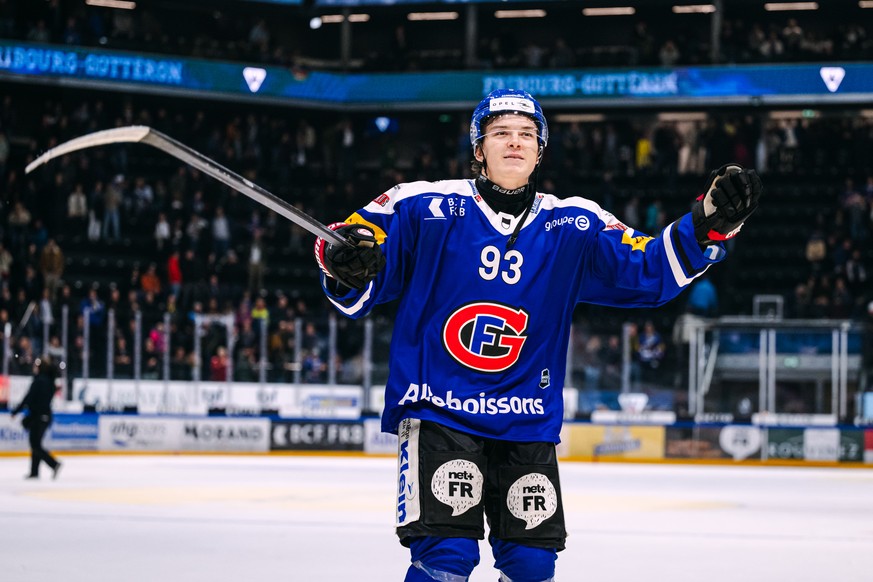 Jan Dorthe (HCFG) salue les fans a la fin du match du championnat suisse de hockey sur glace de National League entre le HC Fribourg Gotteron et HC Ambri Piotta, ce samedi 12 octobre 2024 a la BCF Are ...
