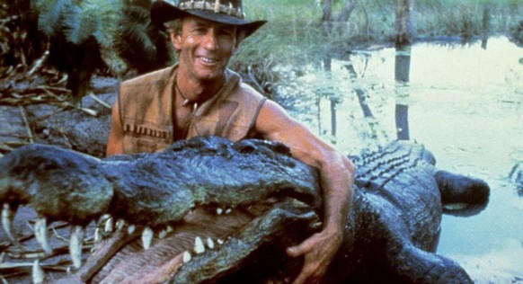 Crocodile Dundee (1986), c&#039;est l&#039;histoire d&#039;un chasseur de crocodile du nom de Michael J. Dundee, ramené dans le bling bling de New York. Sauf qu&#039;il galère à s&#039;adapter à la vi ...
