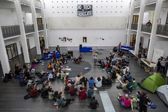 Des etudiants pro-palestiniens occupent une partie du batiment SG de L&#039;Ecole polytechnique federale de Lausanne (EPFL) le mardi 7 mai 2024 a Lausanne. Apres l&#039;UNIL (Universite de Lausanne),  ...