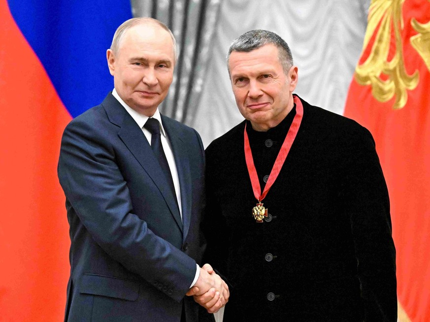 Le président russe Vladimir Poutine a remis à Vladimir Soloviev, l'Ordre du Mérite de la Patrie de 3e classe lors d'une cérémonie de remise des plus hautes distinctions nationales à Moscou l ...