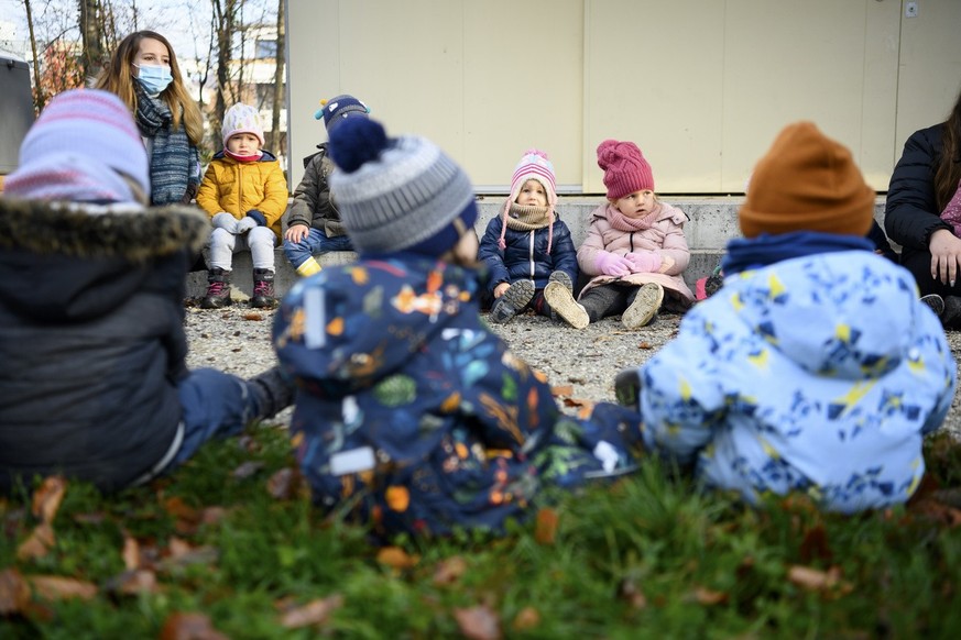 Des enfants de 2 a 4 ans attendent de deposer leur bulletin de vote dans une urne afin de choisir le drapeau officiel du Village Educalis lors de l&#039;initiation a la democratie et a la citoyennete  ...