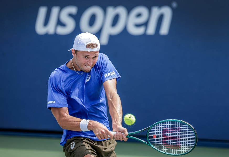epa12324738 Leandro Riedi of Switzerland in action against Pedro Mart
