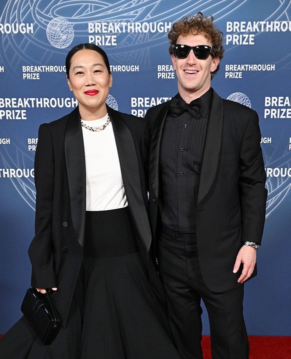 WASHINGTON, DC - APRIL 28:U.S. President Donald Trump and First Lady Melania Trump pose on the balcony of the White House during a state arrival ceremony on the South Lawn of the White House on day tw ...