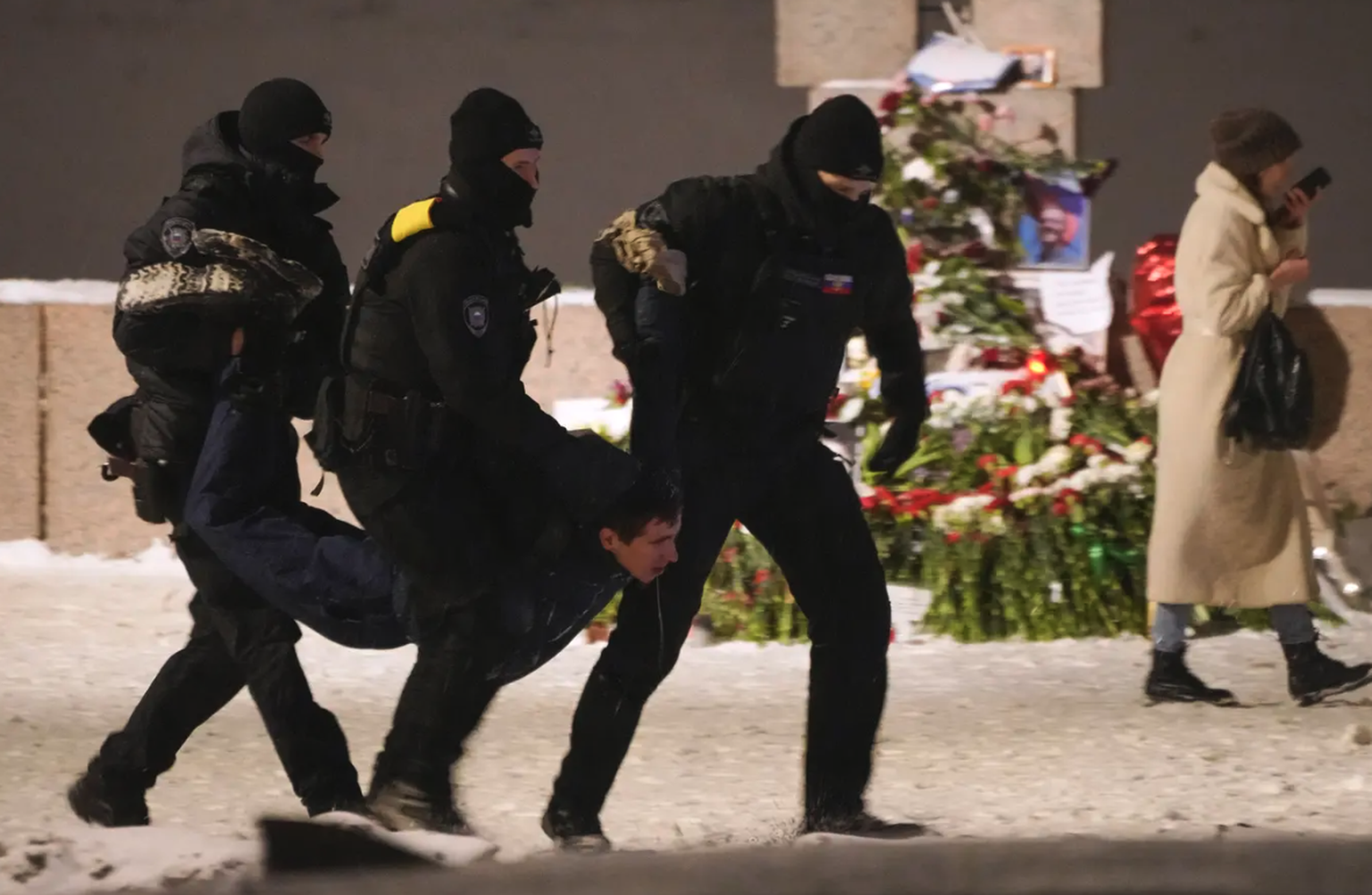 Un homme qui a déposé des fleurs en l&#039;honneur de Navalny est arrêté.