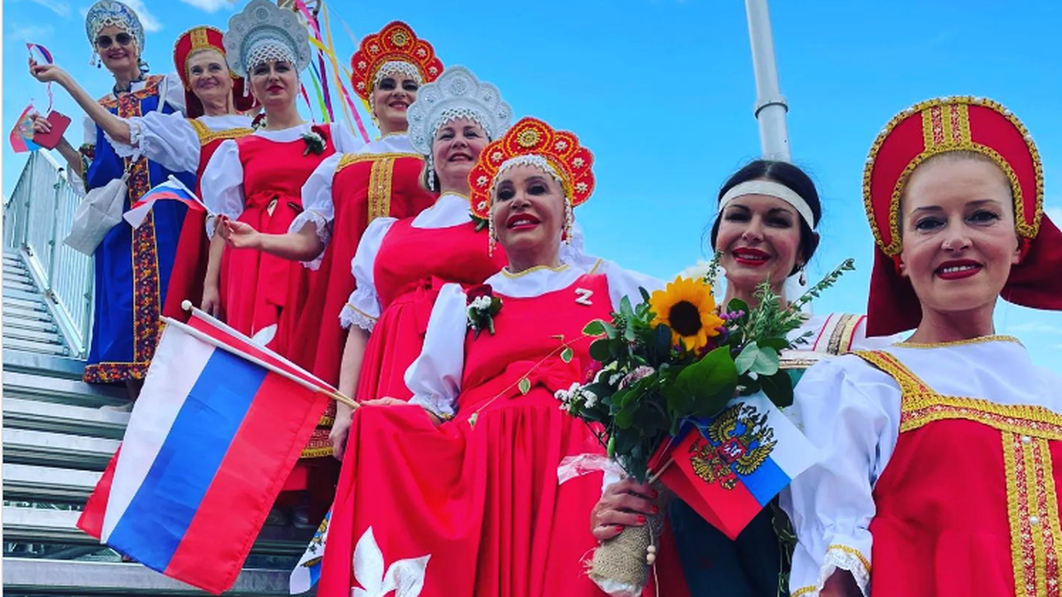 Le «Z» bien visible sur le costume de la participante au centre, qui a défilé avec le groupe de l'association «Russkij» Basel lors du cortège, est à l'origine d'un scandale.