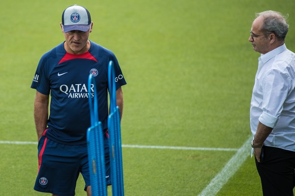 epa10105706 PSG head coach Christophe Galtier (L) speaks with PSG&#039;s football advisor Luis Campos during a training session at the Camp des Loges sports complex in Saint Germain en Laye, near Pari ...