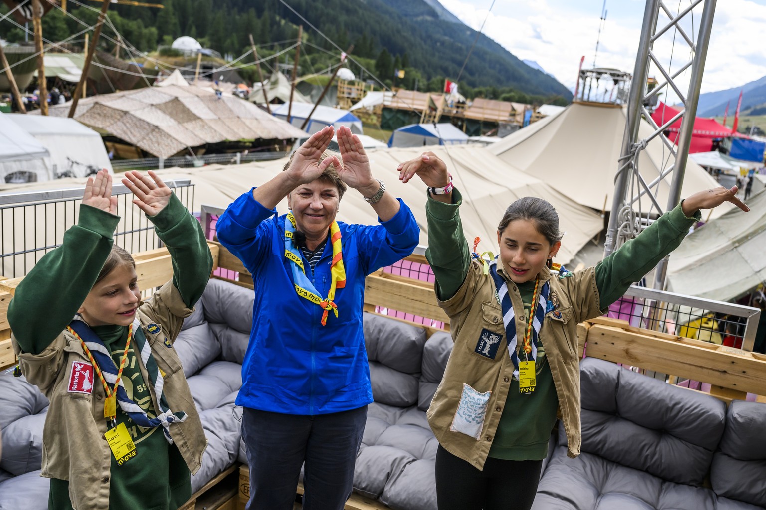 La Conseillere federale Viola Amherd visite les 30&#039;000 jeunes du camp federal scout le samedi 30 juillet 2022 a Ulrichen dans la vallee de Conches. (KEYSTONE/Jean-Christophe Bott)