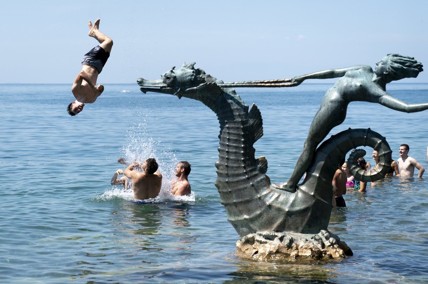 Extras of the &quot;Fete des Vignerons&quot; (winegrowers&#039; festival in French) cool off in the water of the Lake Geneva as a CGN boat sail during the sunny and warm weather, in Vevey, Switzerland ...