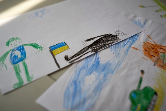 Des dessins réalisés par des enfants lors de séances de thérapie à l'hôpital pour enfants Okhmatdyt, à Kiev.