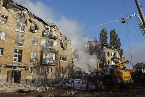 epaselect epa12328983 Ukrainian rescuers work at the site of a Russian strike on a five-storey residential building in Kyiv, Ukraine, 28 August 2025, amid the ongoing Russian invasion. At least 14 peo ...