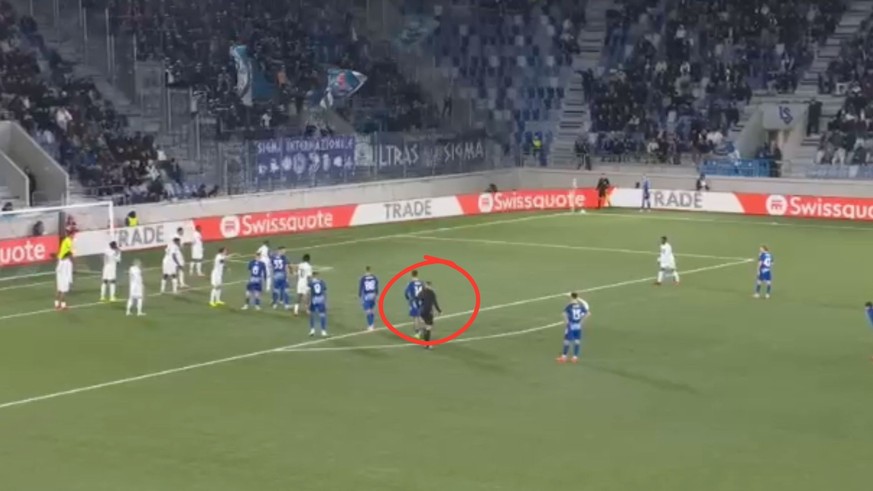 L'attaquant du Sigma Olomuc, Antonin Rusek (dans le cercle rouge), a bénéficié de beaucoup (trop) d'espace.