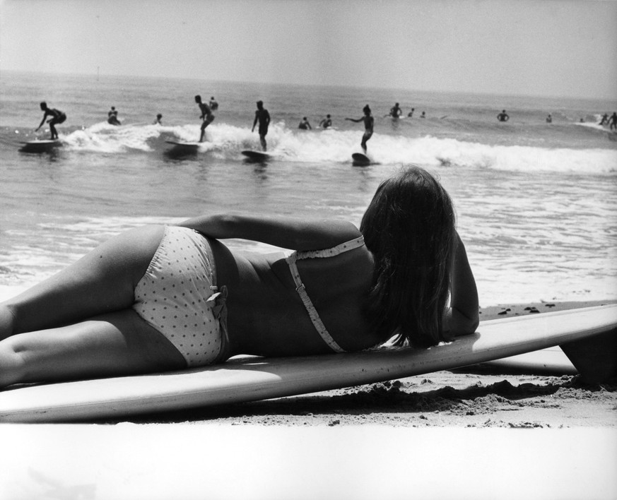 Bildnummer 60023090 Datum 01011900 Copyright imagoUnited Archives InternationalGirl watching surfers on the beach kbdig 1900 quadrat Activity Beach Beauty Bikini Fashion Holiday Model Ocean Sand Sea S ...