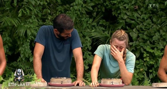 Pierre-Marie et Naïs, morts de rire devant leurs plats.