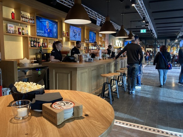 L'odeur du beurre fondu signale la présence de corbeilles de pop-corn chaud.