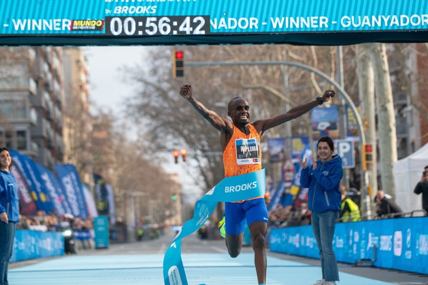 BARCELONA CATALONIA, SPAIN - FEBRUARY 16: Race winner Jacob Kiplimo breaks the world record at the eDreams Mitja Marato de Barcelona, on 16 February, 2025 in Barcelona, Catalonia, Spain. This edition  ...