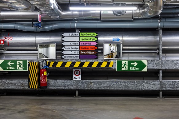 Les tunnels souterrains des Hopitaux Universitaires de Geneve (HUG), reliant les differents batiments des HUG, sont photographies, ce mercredi 13 aout 2025 a Geneve. (KEYSTONE/Salvatore Di Nolfi)