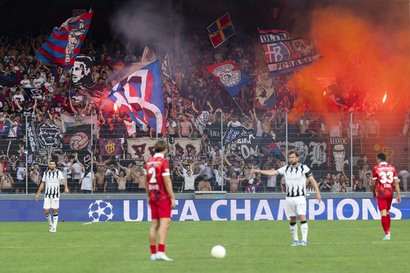 Les supporters du FC Sion, lors de la rencontre du championnat de football de Super League entre le FC Sion et le FC Bale ce samedi, 31 aout 2024 au stade de Tourbillon a Sion. (KEYSTONE/Cyril Zingaro ...
