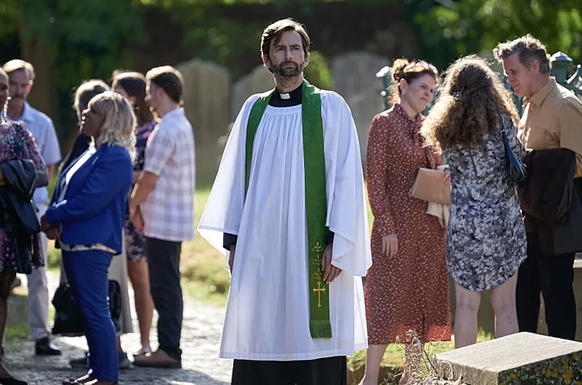 Qui d'autre que le génial David Tennant, pour incarner Harry Watling, un pasteur local qui passe une toute bonne journée de merde?