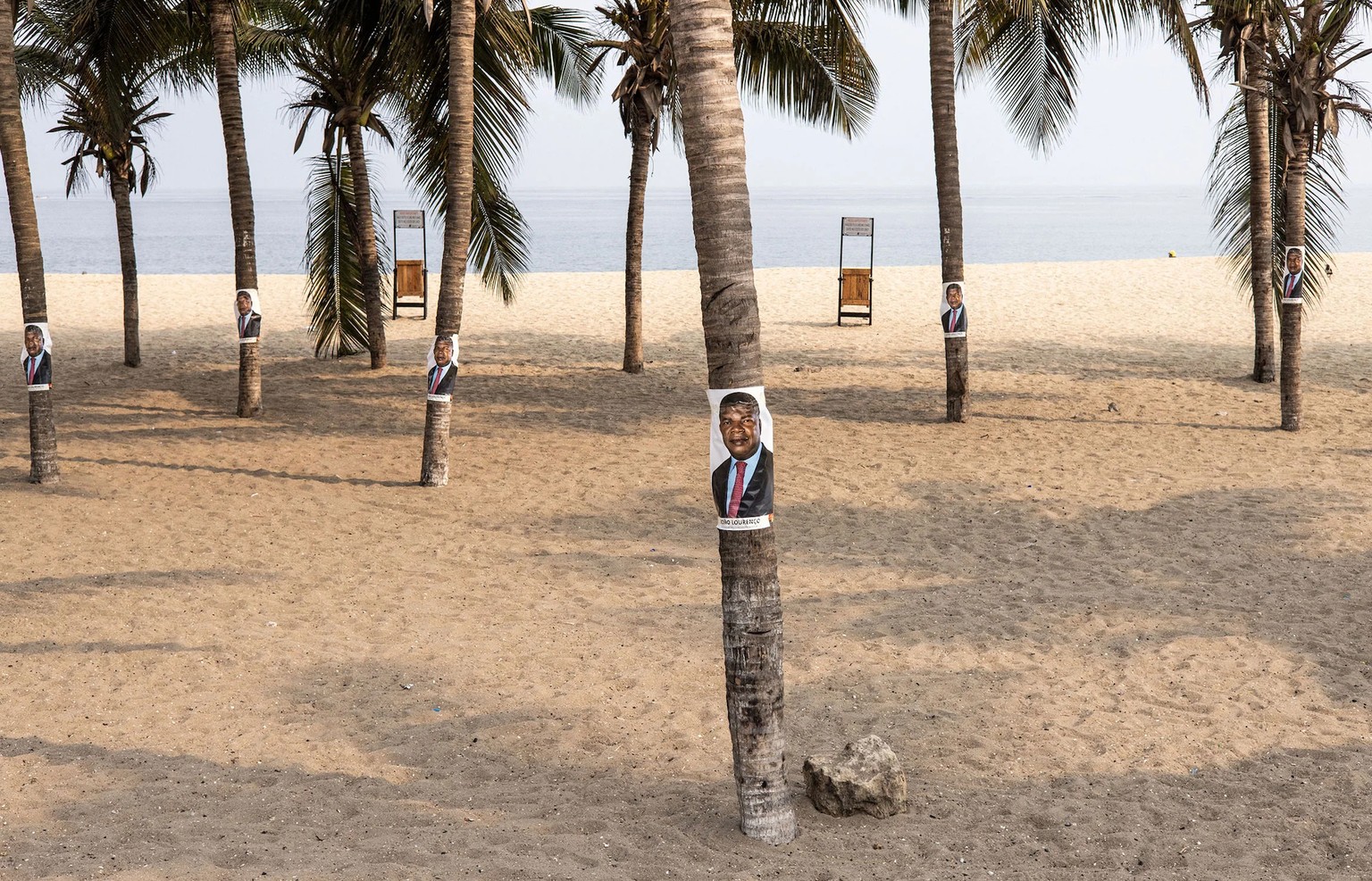 Des affiches de campagne pour l'actuel président angolais, Joao Lourenco, le long du front de mer à Luanda le 23 août.