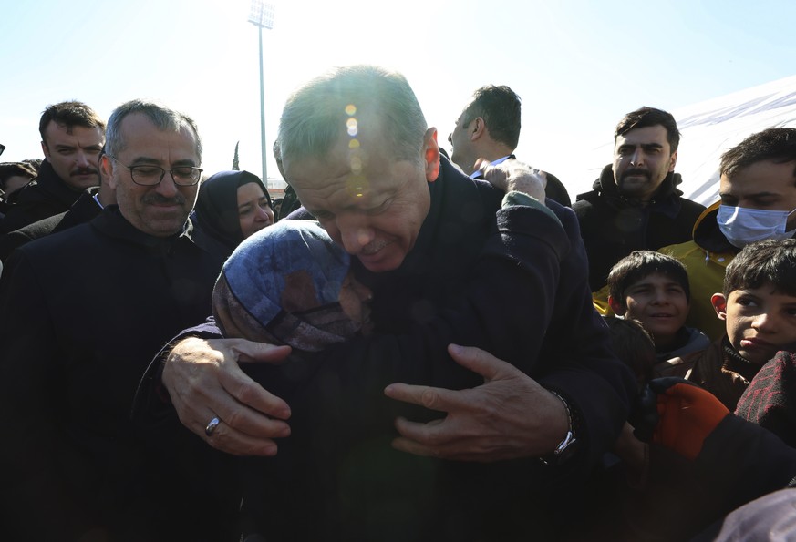 Erdogan rencontre des survivants du séisme qui a frappé le pays dimanche.