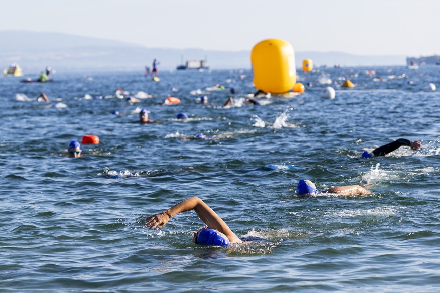 KEYPIX - Les nageurs nagent lors de la 10e edition de La Traversee, ce dimanche 23 aout 2026 a Geneve. 1 200 nageurs participent a "La Traversee", une course populaire de natation en eau lib ...