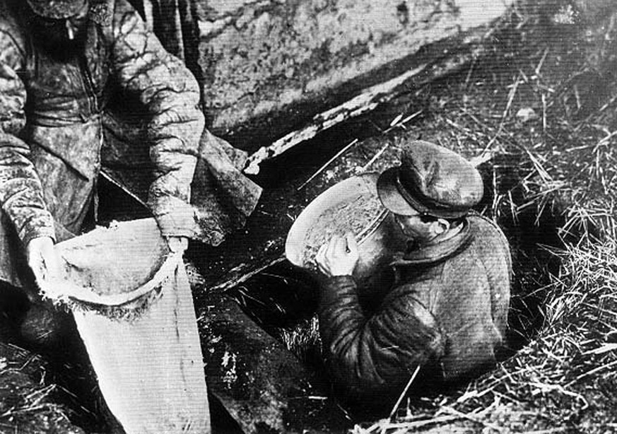 Des officiers soviétiques confisquent des de céréales en Ukraine, pendant l&#039;Holodomor.