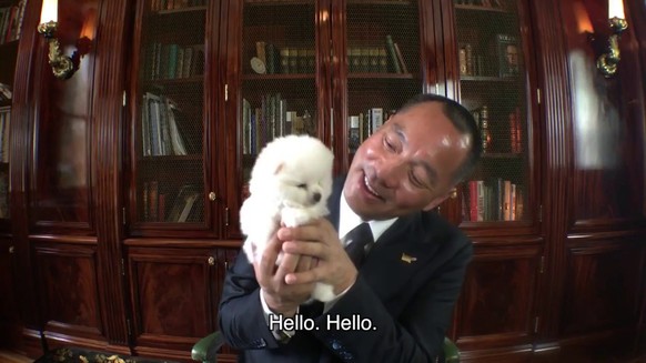 Guo Wengui et son chien Snow, un spitz nain offert par sa fille, dont il ne se sépare jamais.