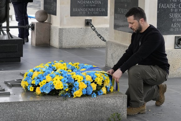 Le président ukrainien Volodymyr Zelenskyy dépose une gerbe de fleurs sur la tombe du Soldat inconnu lors de sa visite à Varsovie, en Pologne, mercredi 5 avril 2023.