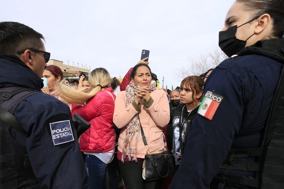 Des proches de détenus attendent...