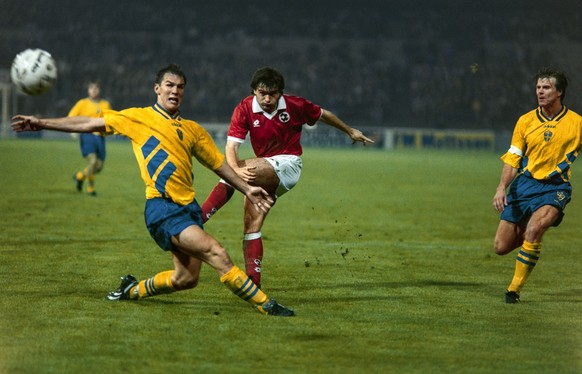 Stephane Chapuisat, Mitte, in Aktion beim EM-Qualifikationsspiel Schweiz gegen Schweden im Wankdorf-Stadion in Bern, aufgenommen am 12. Oktober 1994. Die Schweiz gewinnt das Spiel mit 4:2. (KEYSTONE/S ...