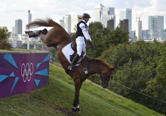 epa03327686 Sandra Auffarth of Germany rides her horse &#039;Opgun Louvo&#039; at the Cross Country event of the Equestrian Eventing for the London 2012 Olympic Games in Greenwich Park, south of Londo ...