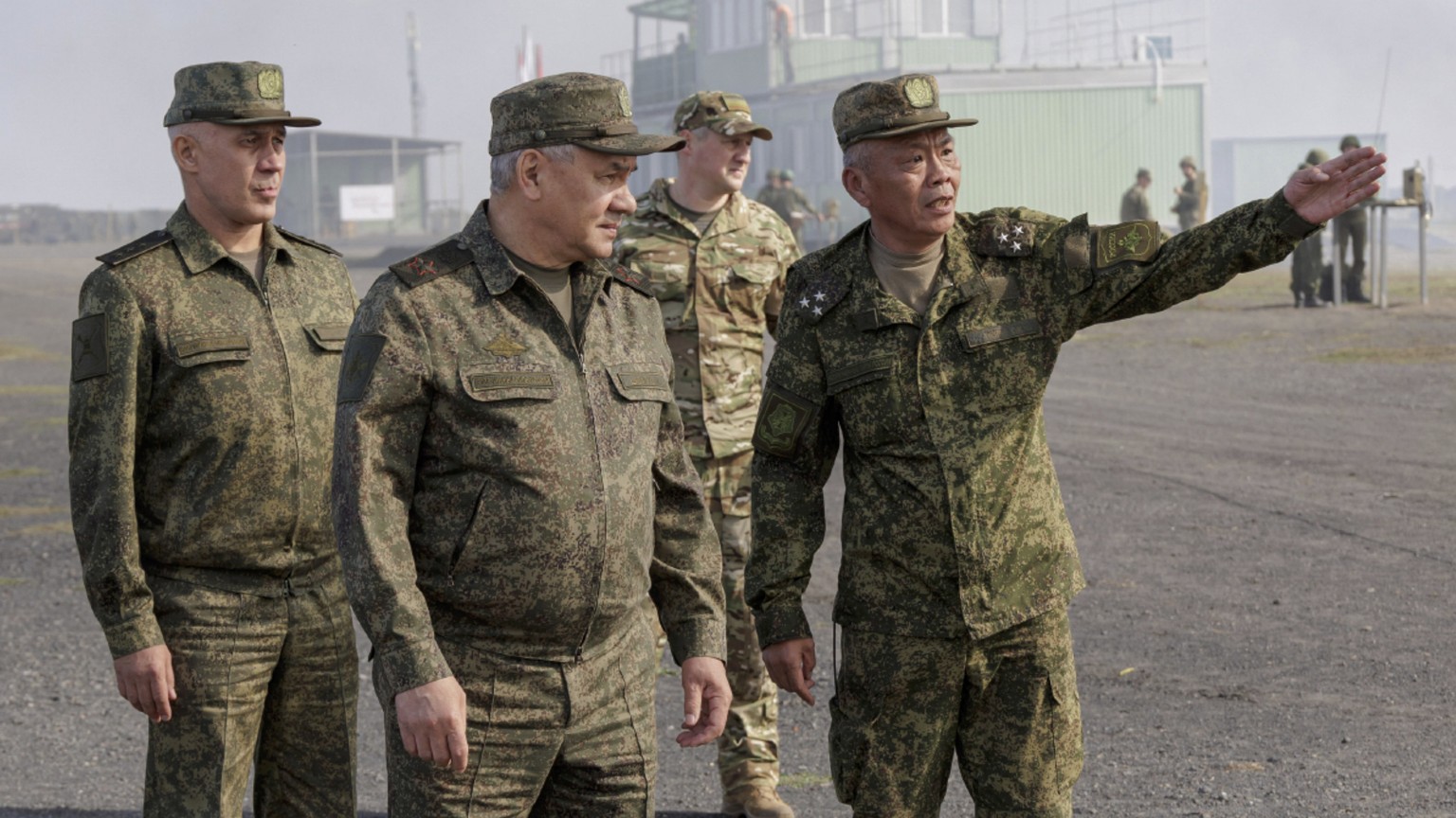 epa10901155 A handout photo made available by the Russian Defence Ministry?s press service shows Russian Defence Minister Sergei Shoigu (2-L) checking the organisation of combat training of military p ...