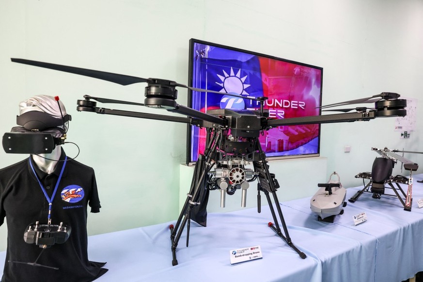 Un drone lance-bombes est exposé au siège du groupe Thunder Tiger à Taichung, le 21 avril 2026.