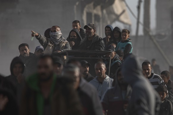 epa11835527 Internally displaced Palestinians on their way to Rafah as they leave areas near Khan Yunis, where they had taken refuge, in the southern Gaza Strip, 19 January 2025. Israel and Hamas agre ...