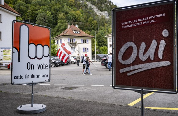 Des sympathisants de Moutier ville jurassienne reagissent a l&#039;occasion des resultats sur le Concordat fixant les modalites du transfert de Moutier dans le canton du Jura le dimanche 22 septembre  ...