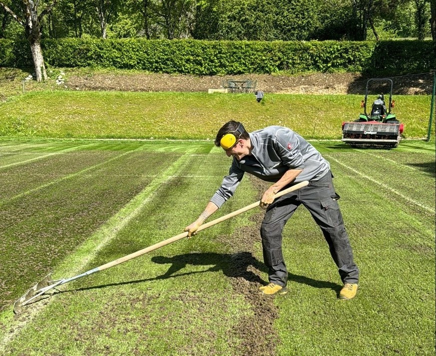 La préparation d'un court de tennis en gazon exige un soin tout particulier.