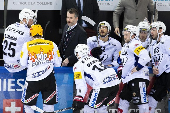 Fribourg&#039;s head coach Christian Dube talks to his players, during the forth leg of the National League Swiss Championship quarter-final playoff game between Geneve-Servette HC and HC Fribourg Got ...