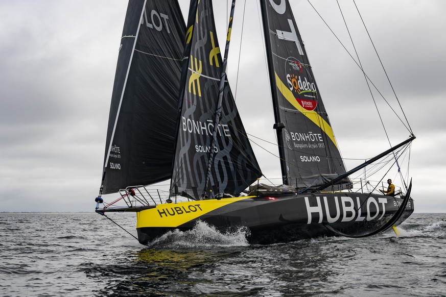 Le navigateur suisse Alan Roura navigue sur son IMOCA Hublot lors d&#039;un entrainement pour le prochain Vendee Globe le lundi 14 octobre 2024 au large de Lorient en France. Le Vendee Globe est un to ...